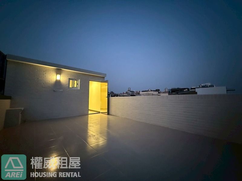 鳳山華鳳特區⭐全屋翻新採光邊間車庫透天