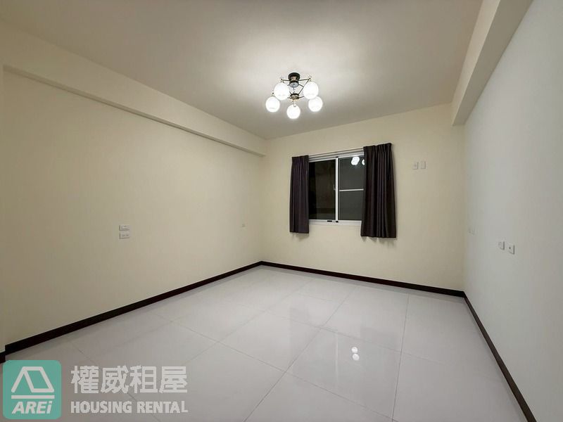 鳳山華鳳特區⭐全屋翻新採光邊間車庫透天