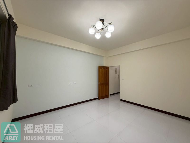 鳳山華鳳特區⭐全屋翻新採光邊間車庫透天