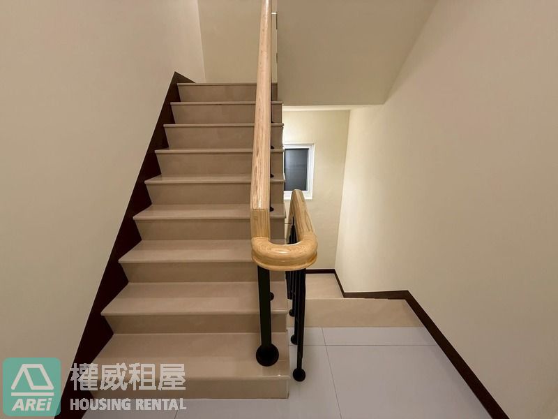 鳳山華鳳特區⭐全屋翻新採光邊間車庫透天