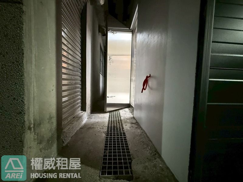 鳳山華鳳特區⭐全屋翻新採光邊間車庫透天