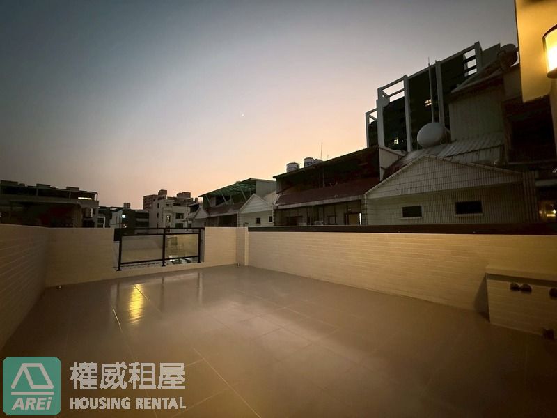 鳳山華鳳特區⭐全屋翻新採光邊間車庫透天