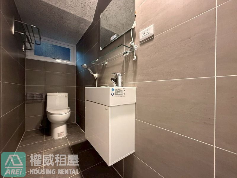 鳳山華鳳特區⭐全屋翻新採光邊間車庫透天