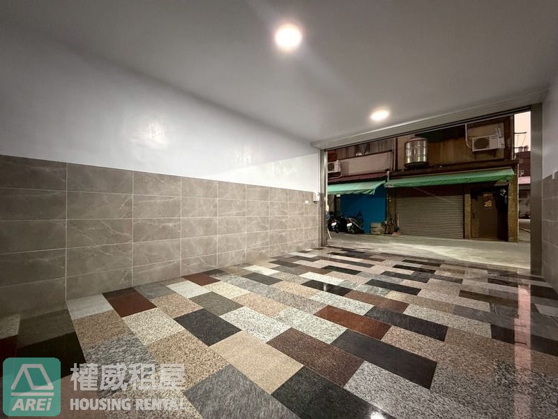 鳳山華鳳特區⭐全屋翻新採光邊間車庫透天