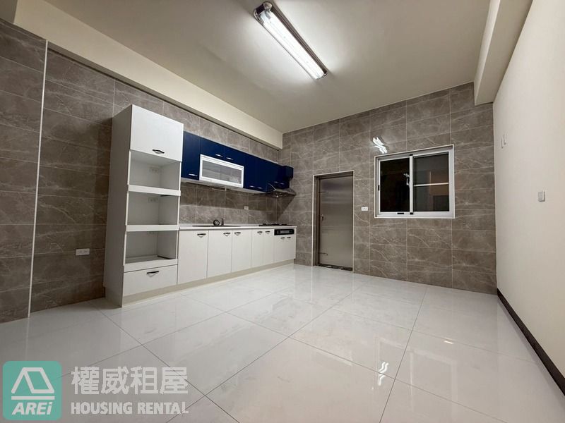 鳳山華鳳特區⭐全屋翻新採光邊間車庫透天