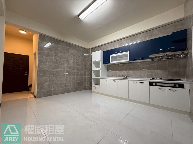 鳳山華鳳特區⭐全屋翻新採光邊間車庫透天