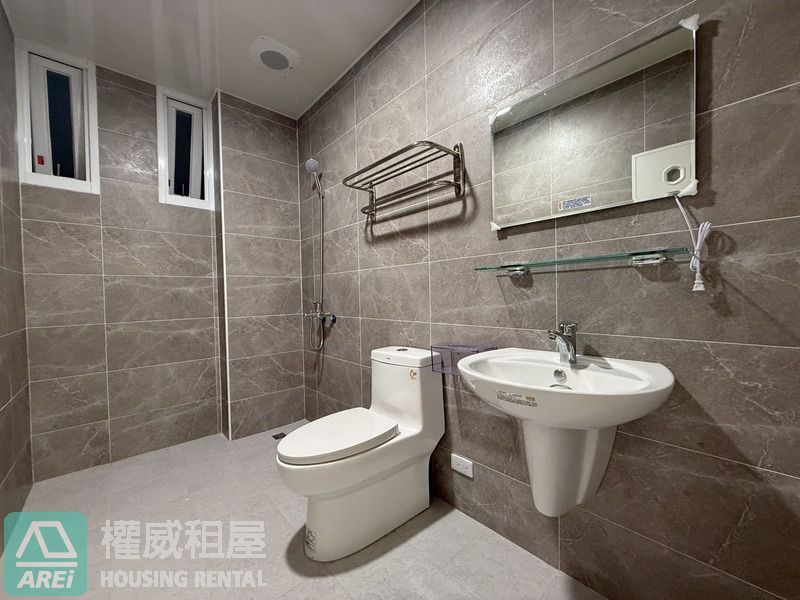 鳳山華鳳特區⭐全屋翻新採光邊間車庫透天