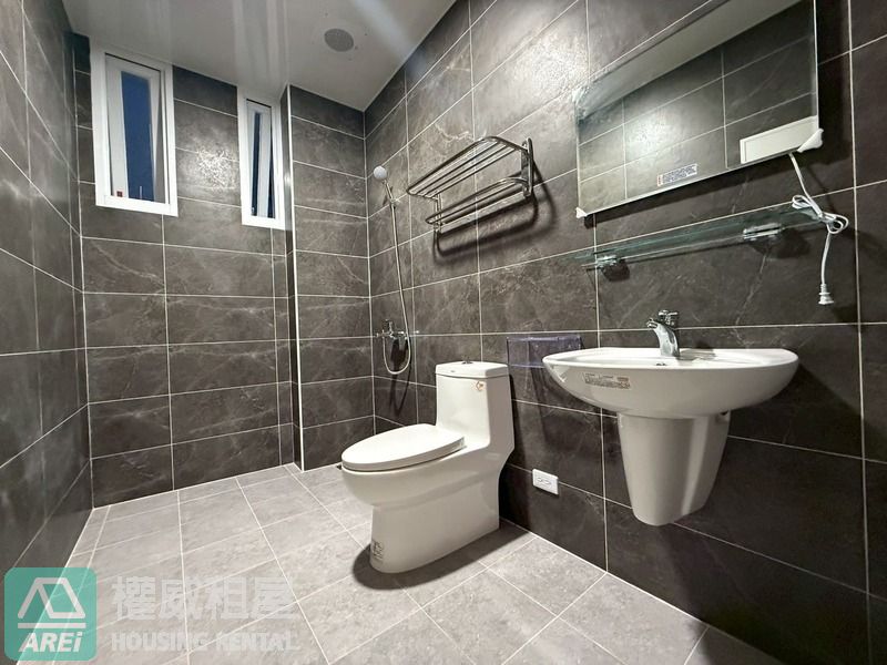 鳳山華鳳特區⭐全屋翻新採光邊間車庫透天