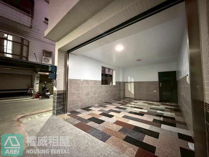 鳳山華鳳特區⭐全屋翻新採光邊間車庫透天