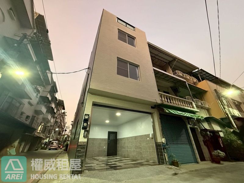 鳳山華鳳特區⭐全屋翻新採光邊間車庫透天