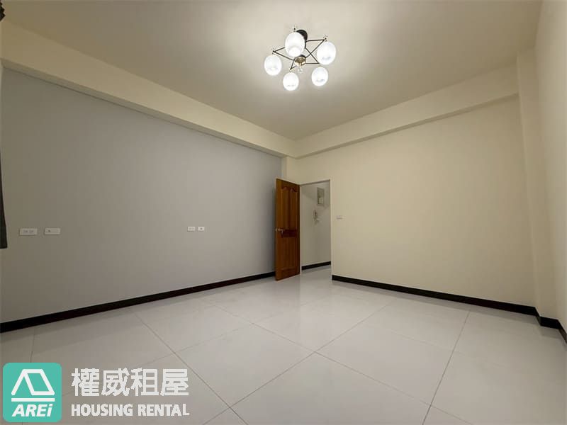 華鳳特區全屋翻新大車庫邊間透天