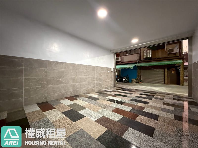 華鳳特區全屋翻新大車庫邊間透天