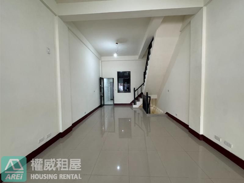 【五甲南華商圈】翻新金店住！1+2 樓＋地下室大空間｜創業自住首選