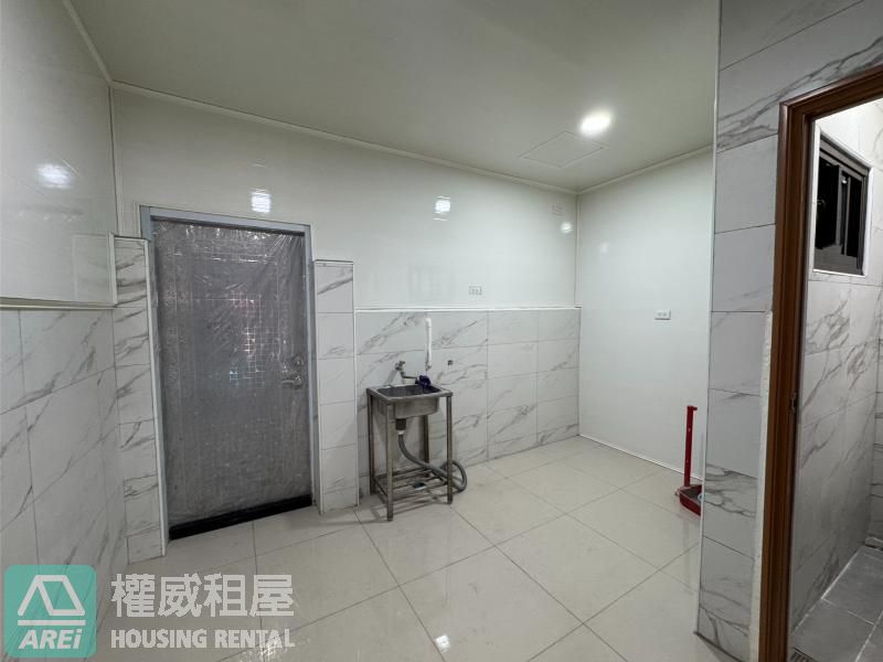 【五甲南華商圈】翻新金店住！1+2 樓＋地下室大空間｜創業自住首選