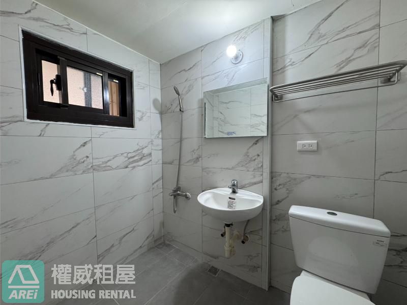 【五甲南華商圈】翻新金店住！1+2 樓＋地下室大空間｜創業自住首選
