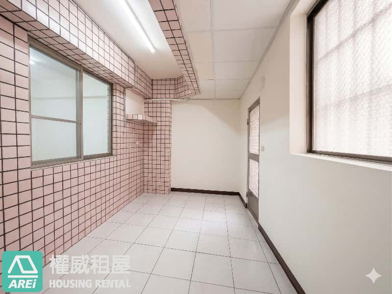 凌翔學府廣場｜「梯」除煩惱｜商圈第一排超便利3房
