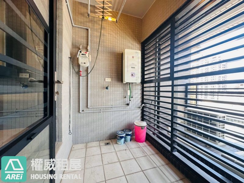 左營高鐵新光三越三鐵共構高樓兩房現代風格平移車位